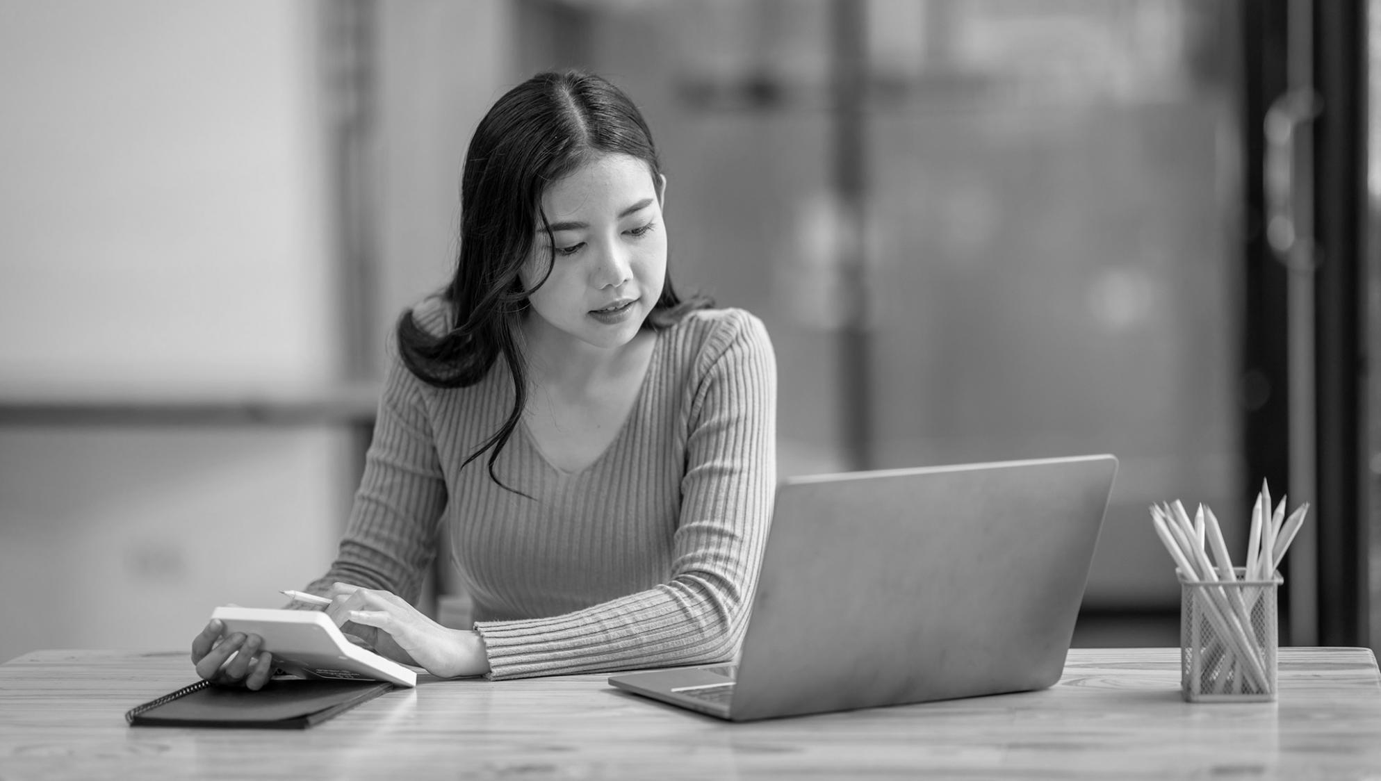 Analyse de données financières sur écran avec graphiques détaillés