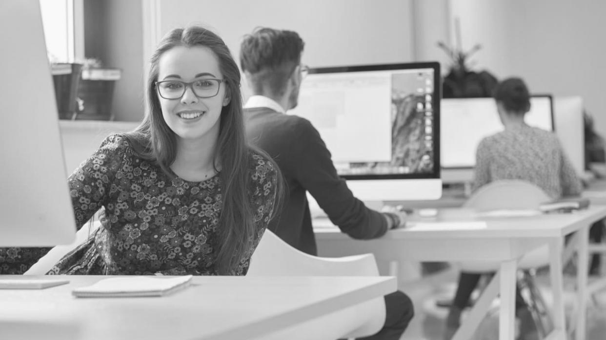 Bureau avec documents financiers et calculatrice pour analyse budgétaire