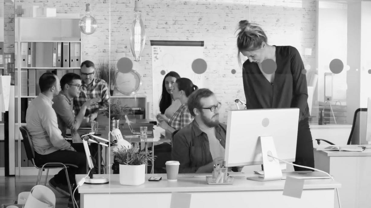 Équipe quinalavos travaillant ensemble sur des analyses financières dans nos bureaux de Lille