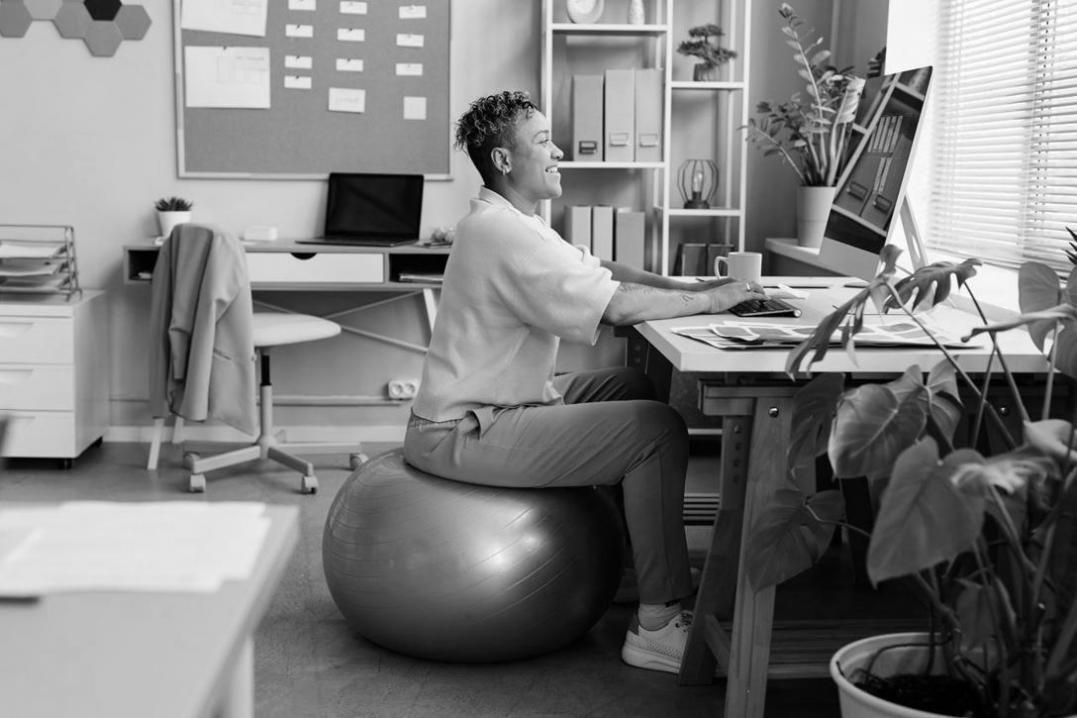 Bureau moderne chez quinalavos équipé d'outils professionnels pour l'analyse financière