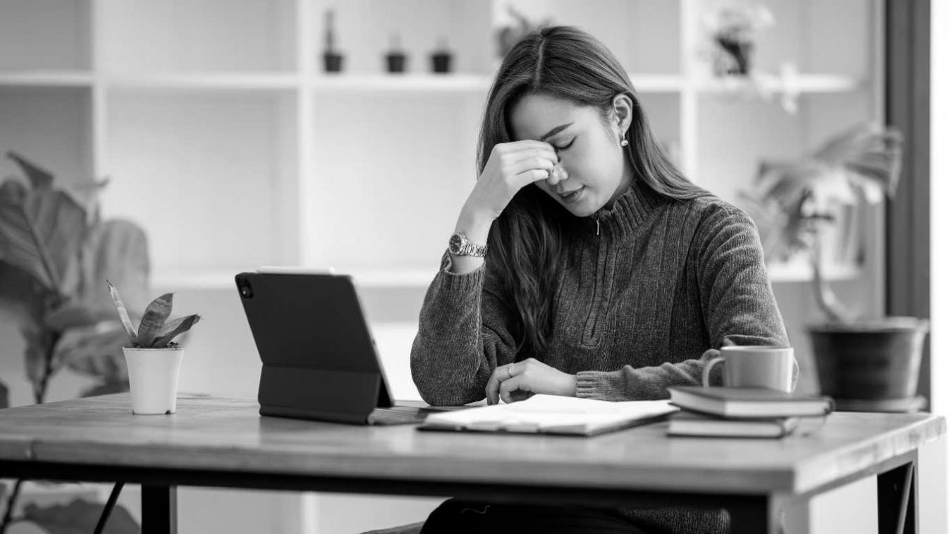 Équipe de travail collaborant sur projet financier avec ordinateur portable