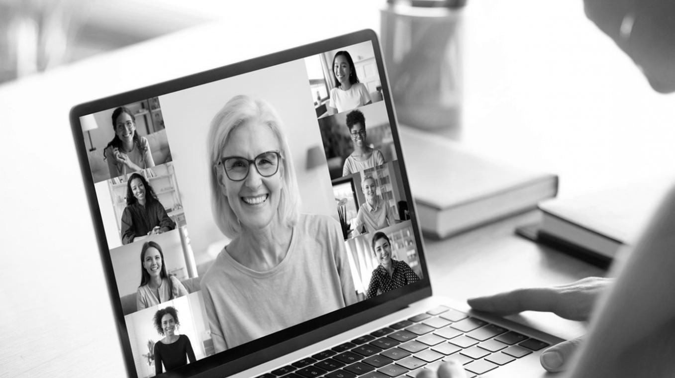 Personne travaillant sur des documents financiers avec un ordinateur portable